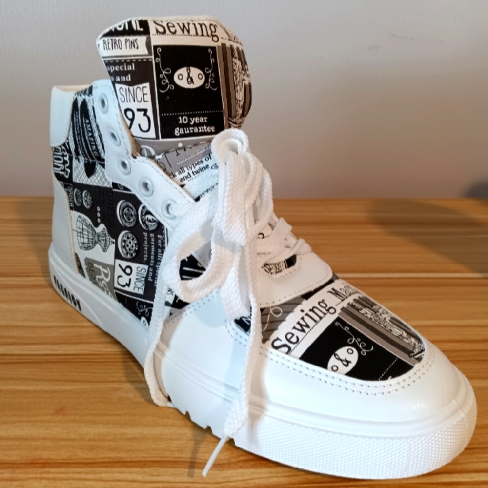 Graphic Men's Shoe, Size 11 US, White and Black